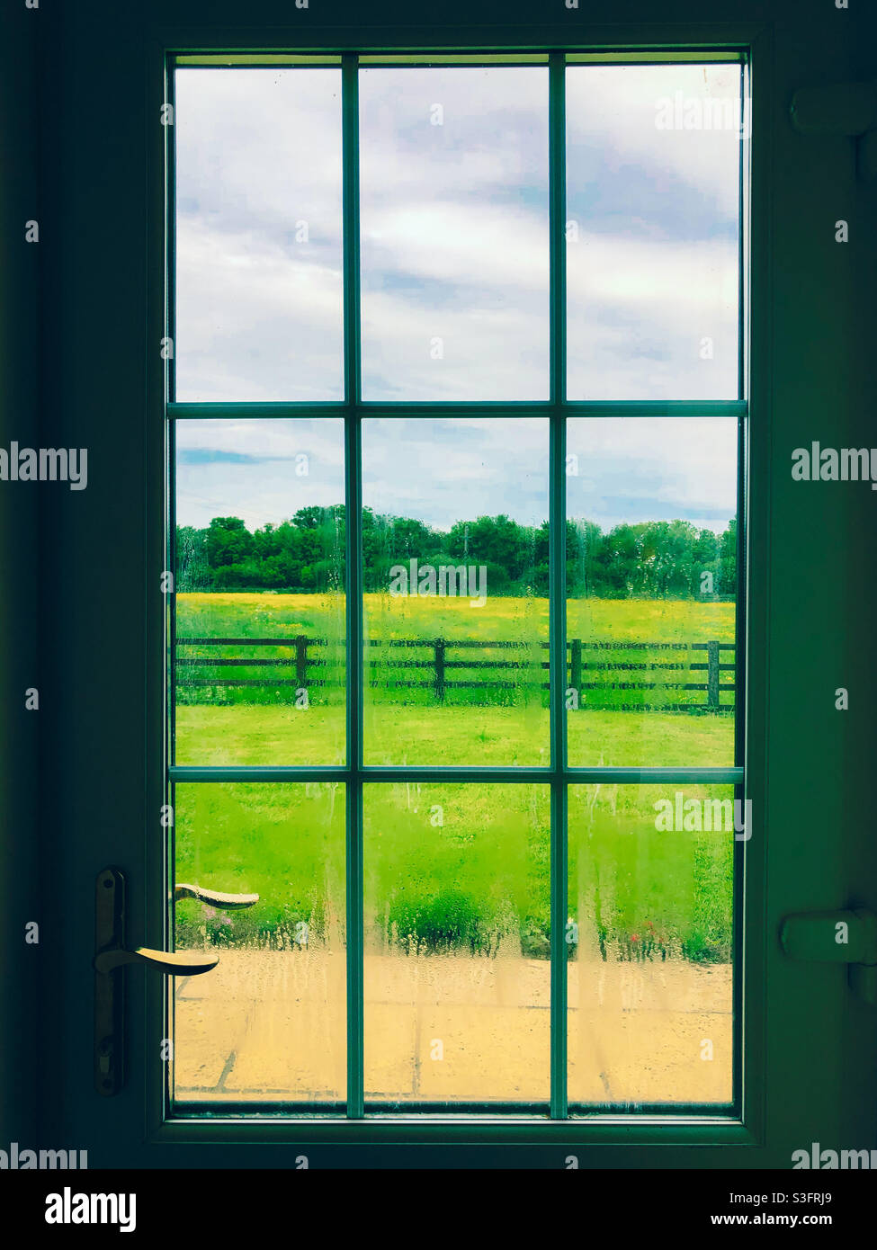 Guardando fuori attraverso una porta ai campi oltre. Foto Stock
