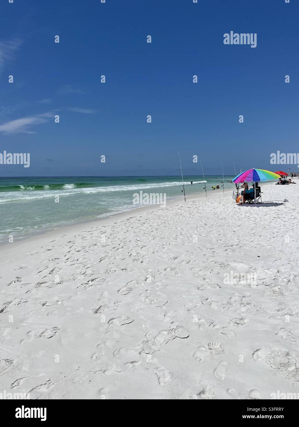 Le persone che si godono una calda giornata di primavera su Destin, Florida spiaggia di sabbia bianca Foto Stock