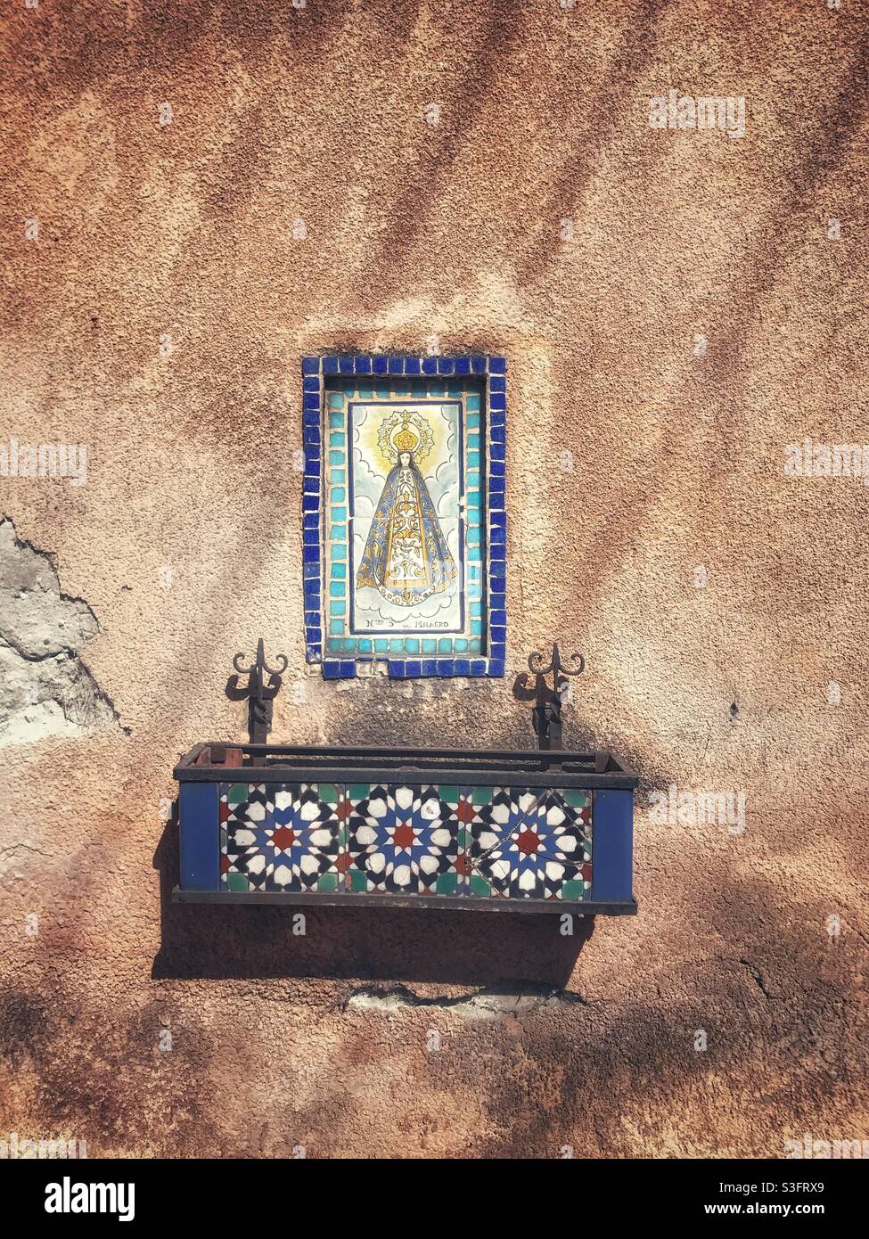 Piccolo santuario costruito in un muro, Salta. Argentina Foto Stock