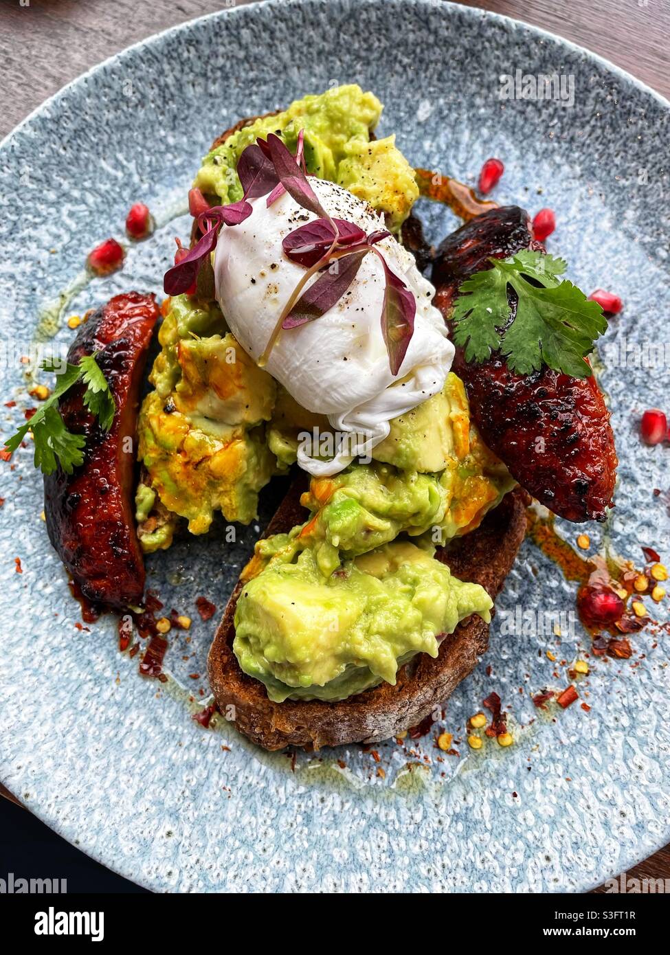 Colazione di millennials - avocado su toast… Foto Stock