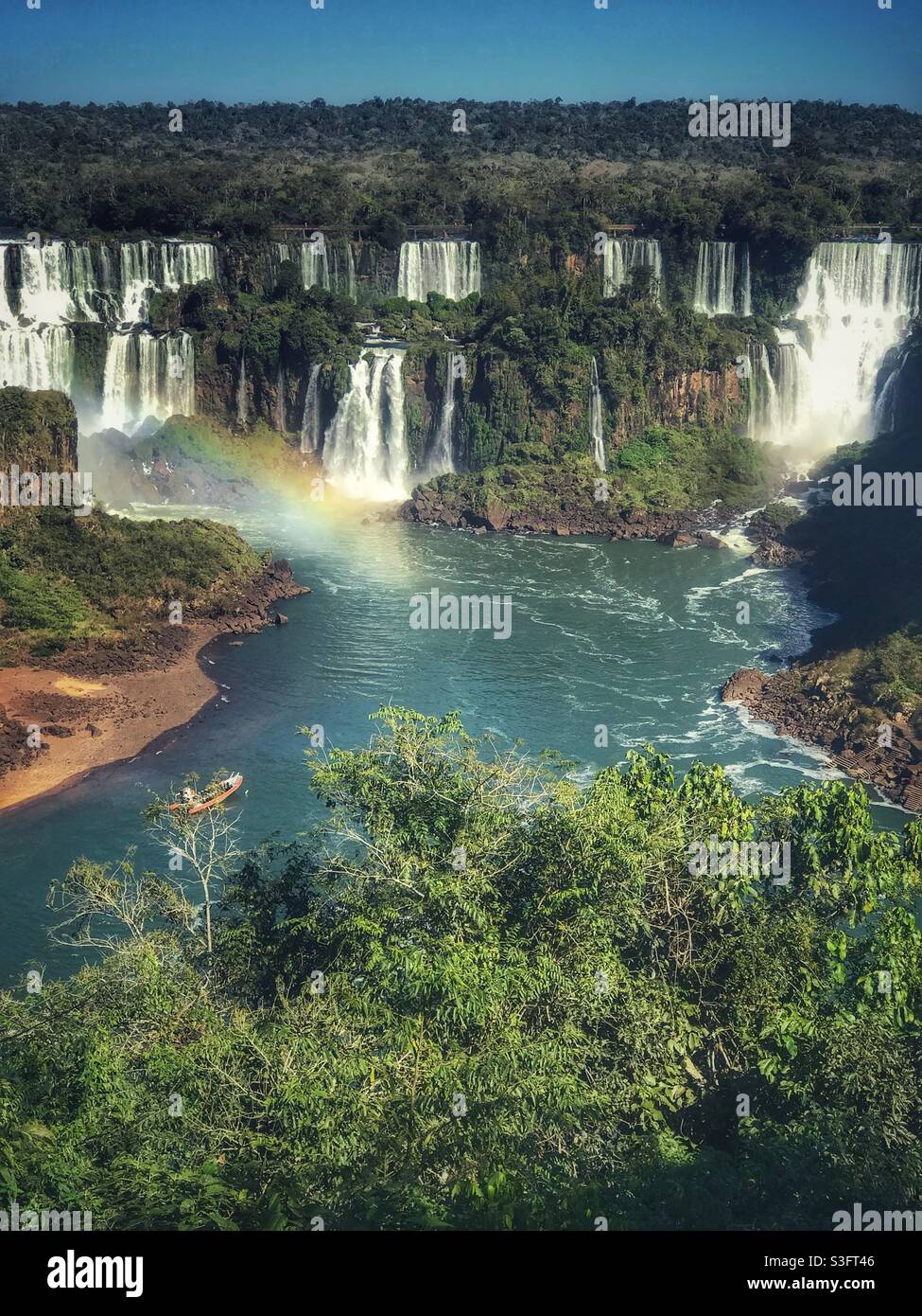 Rainbow alle Cascate di Iguazu, vista dal lato del Brasile Foto Stock