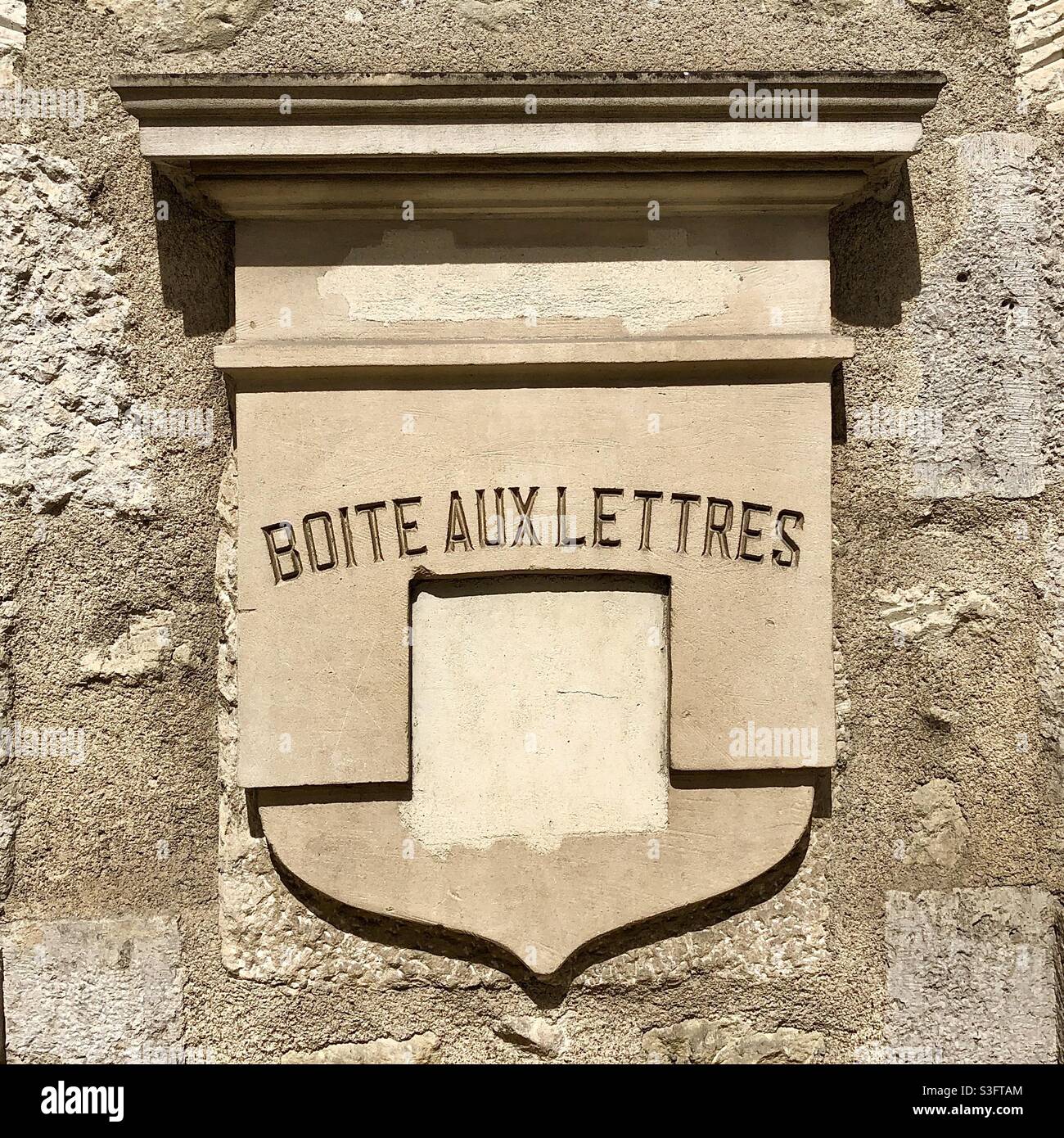 La vecchia casella di posta al di fuori dell'ufficio postale francese è ora sigillata. - Immagine stock catturata con smartphone