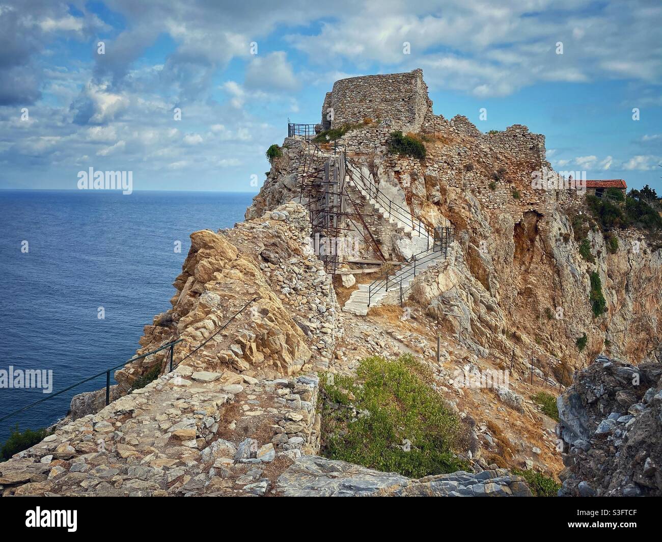 Rovine della fortezza di Kastro sul nord dell'isola di Skiathos in Grecia. - Immagine stock catturata con smartphone