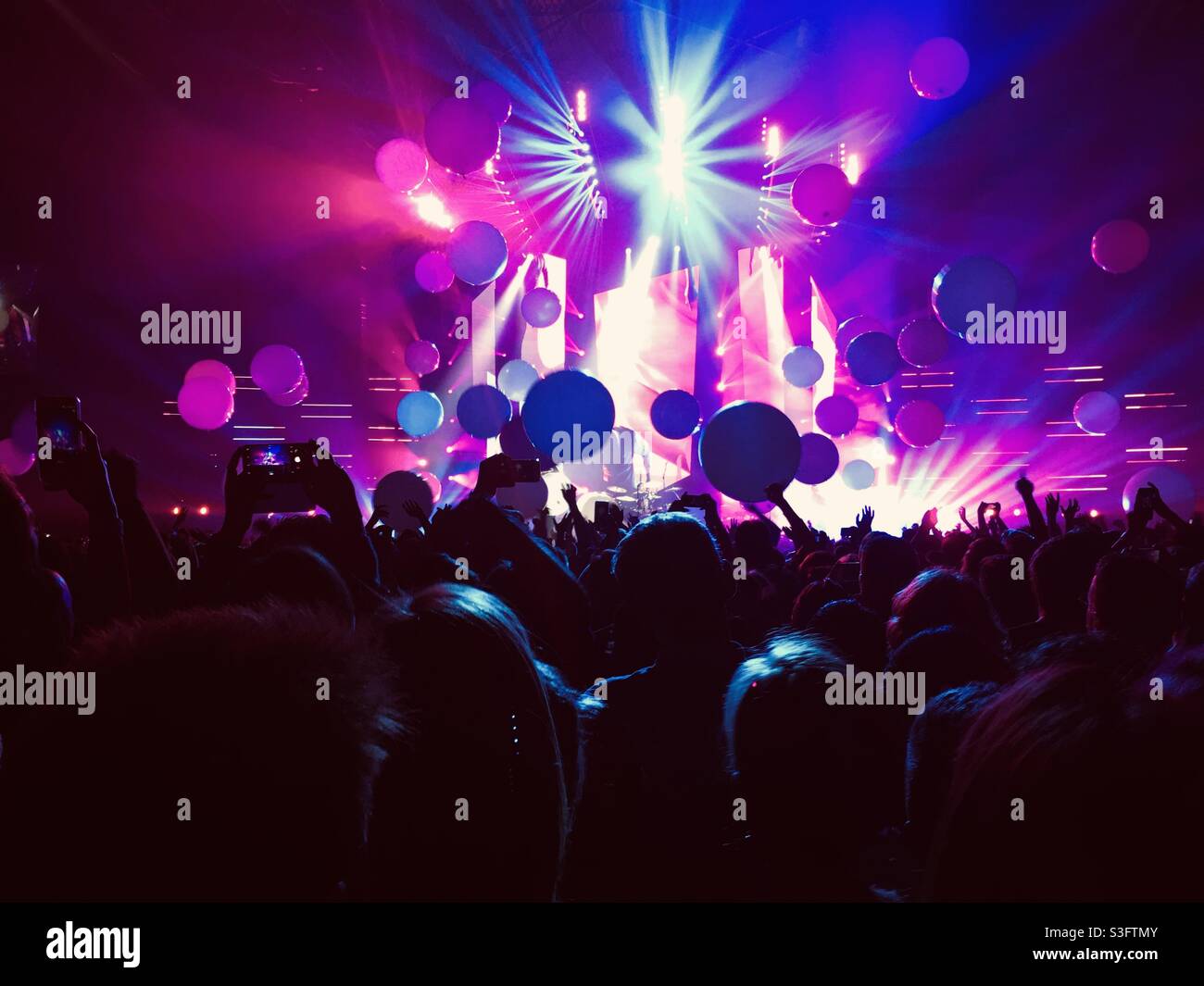 Musica dal vivo in un concerto pre-pandemico Foto Stock