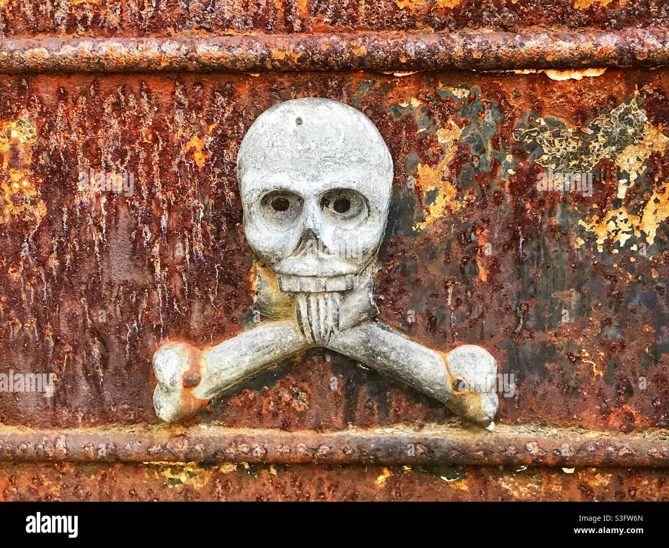 Cranio e crossone su sfondo metallico arrugginito - Immagine stock catturata con smartphone