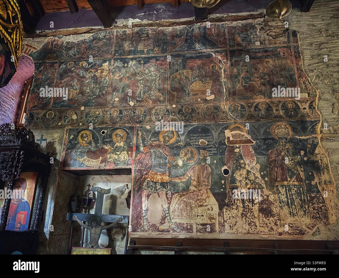 Affreschi antichi all'interno di una chiesa greca presso la Fortezza di Kastro sull'isola di Skiathos. - Immagine stock catturata con smartphone
