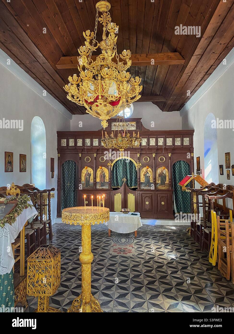 All'interno della chiesa di San Ilias, a nord dell'isola di Skiathos in Grecia. - Immagine stock catturata con smartphone