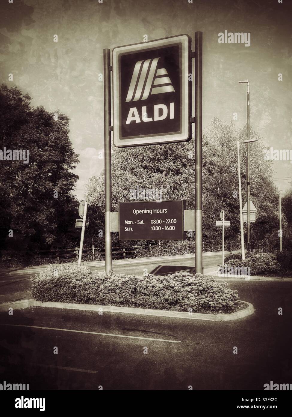 Immagine effetto retro di un grande segno ALDI. ALDI è un grande discount di generi alimentari britannici al dettaglio che sta rapidamente guadagnando quota di mercato. Foto ©️ COLIN HOSKINS. Foto Stock