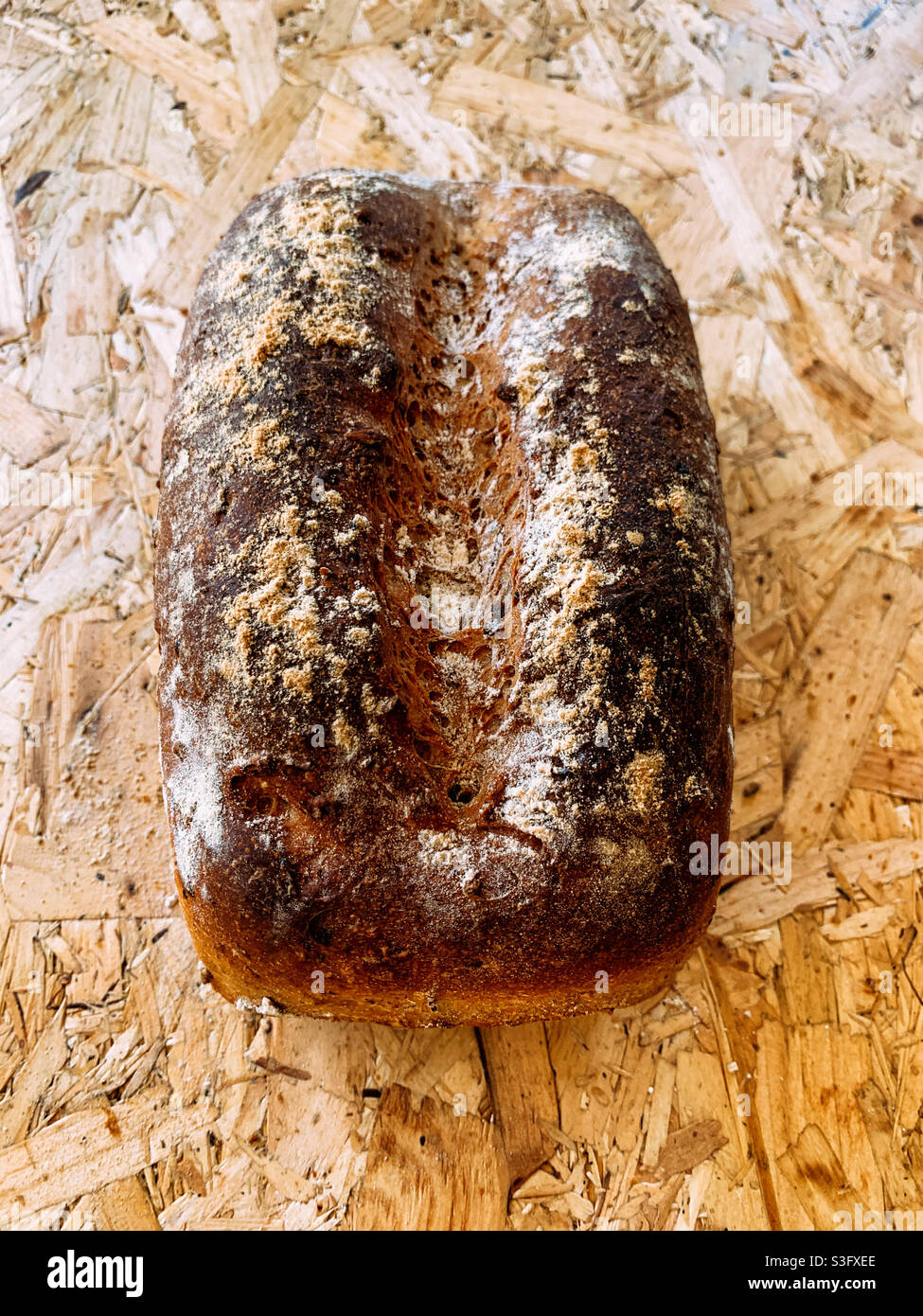 Pane granaio fatto in casa su una tavola di legno Foto Stock