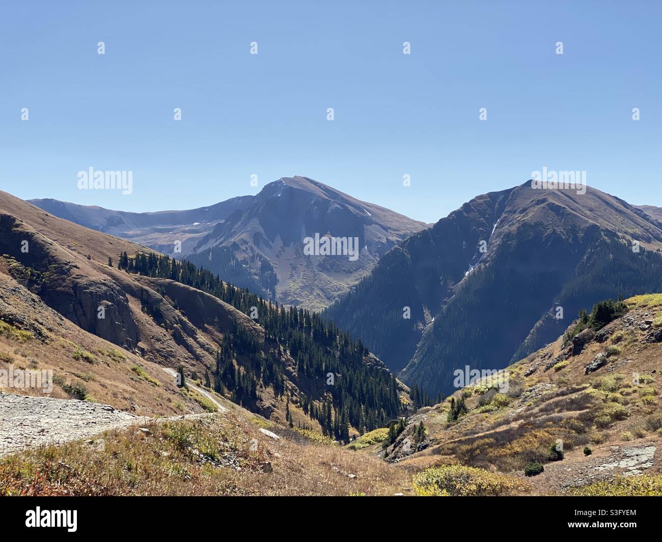 Splendida vista sulle montagne del colorado su un sentiero escursionistico. Foto Stock