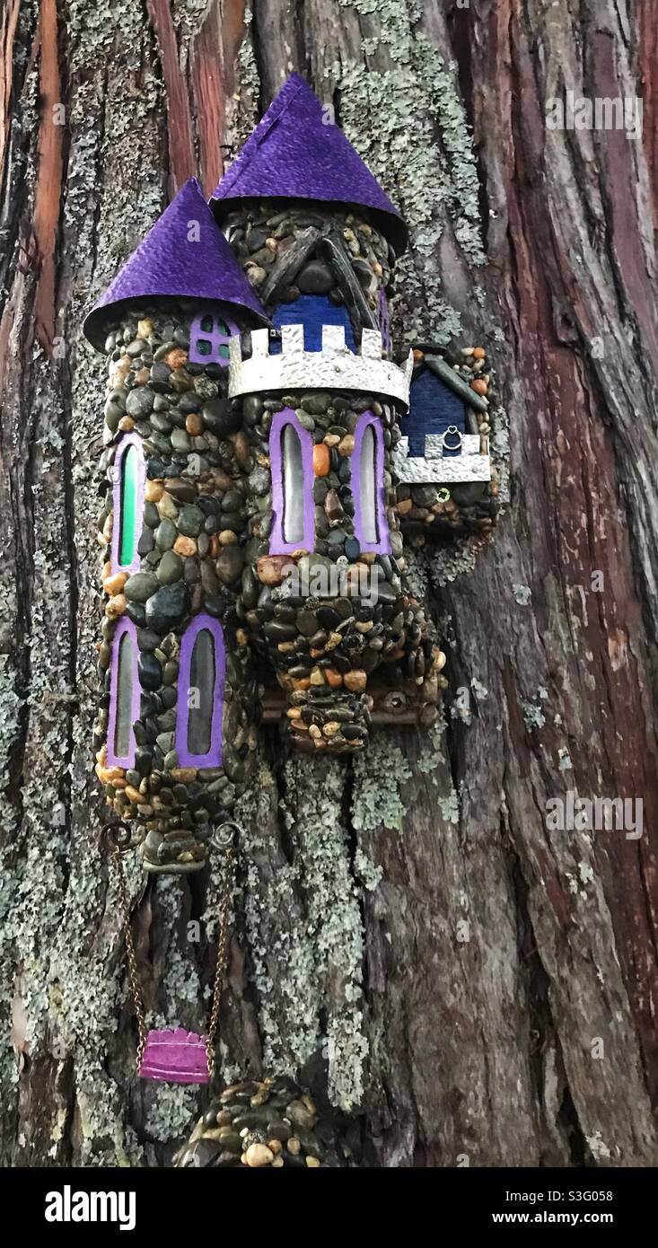 Opere d'arte in miniatura su un albero Foto Stock