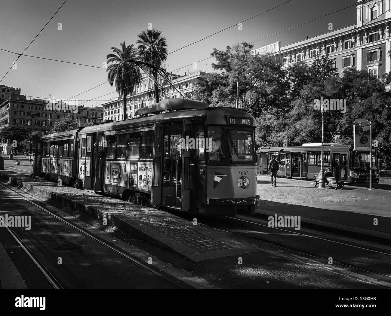 Una fermata del tram a Roma - Immagine stock catturata con smartphone