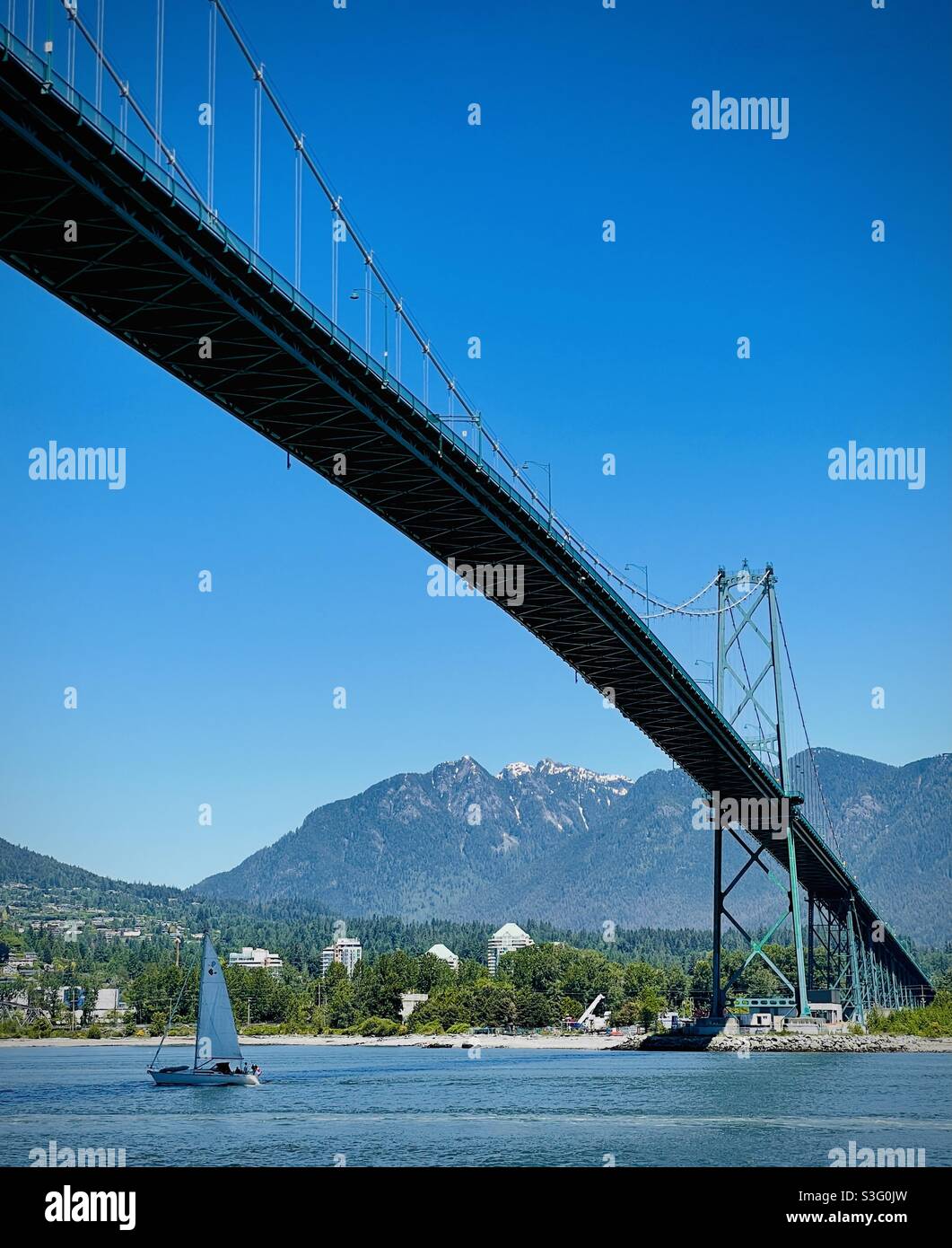 Una barca a vela naviga sotto il Ponte del cancello del Leone. Vancouver, British Columbia, Canada. Foto Stock