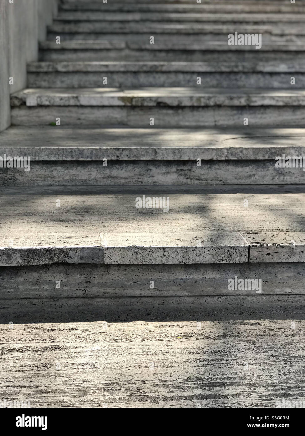 Passi all'ombra - Immagine stock catturata con smartphone