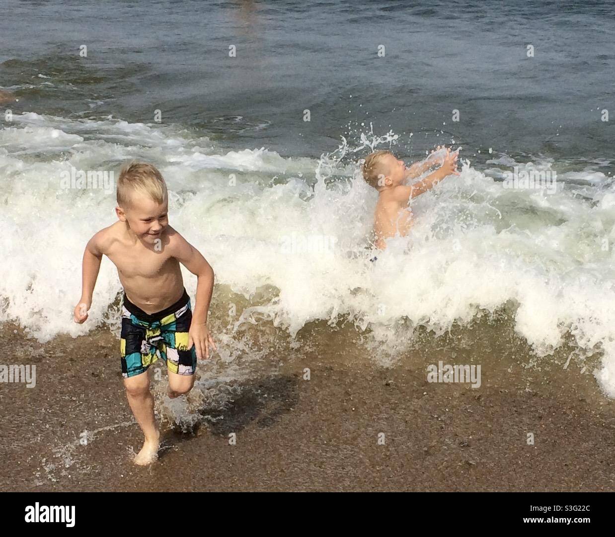 I bambini si divertono sulla spiaggia di Tallinn, Estonia Foto Stock