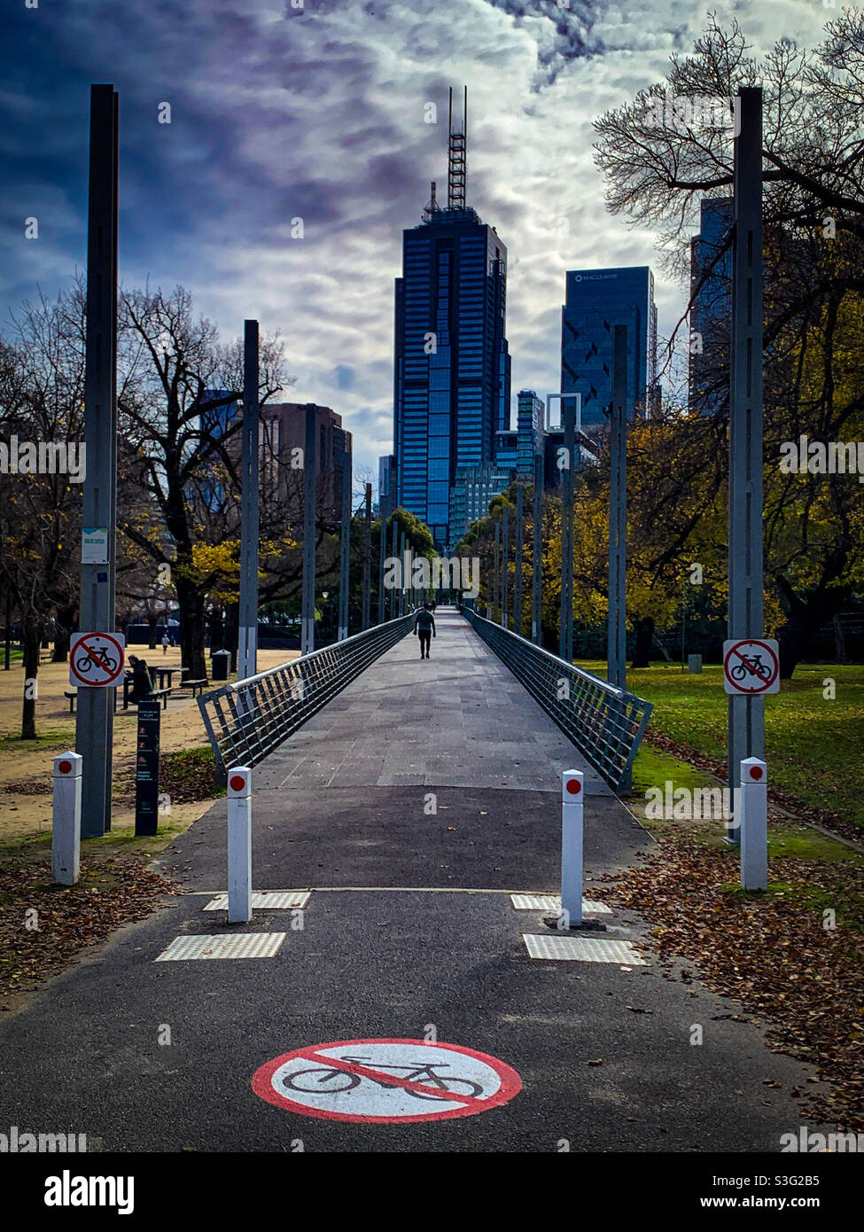 A piedi attraverso la città di Melbourne Foto Stock