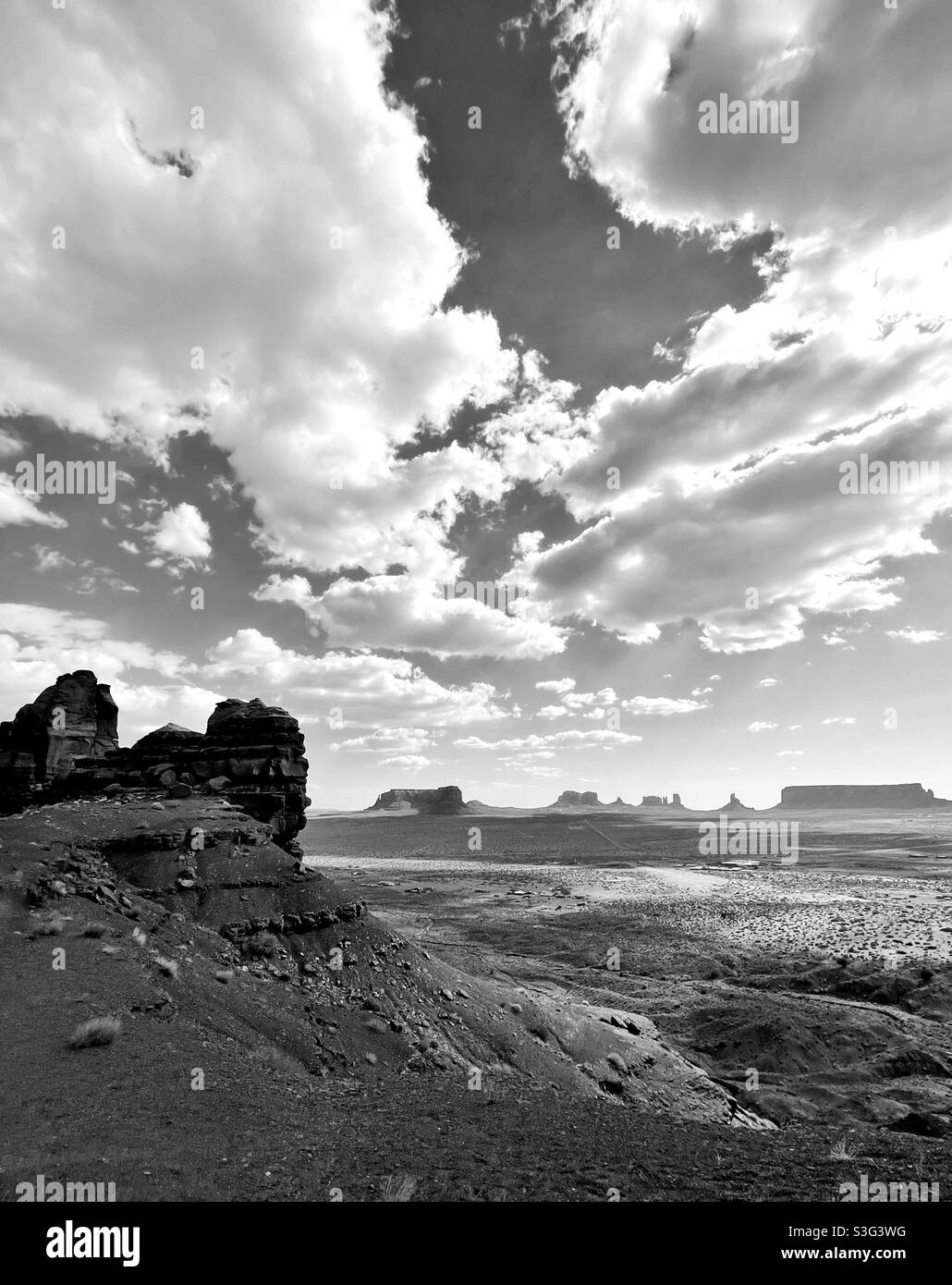 Classica vista in bianco e nero del cielo spettacolare sopra Monument Valley, Utah Foto Stock