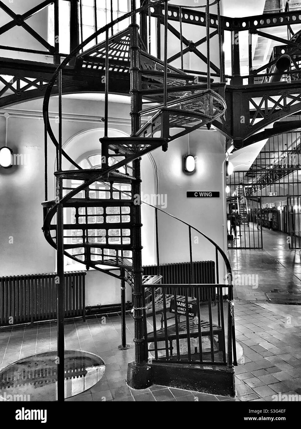 Scala a spirale in metallo in Crumlin Road Jail a Belfast Irlanda del Nord - Immagine stock catturata con smartphone