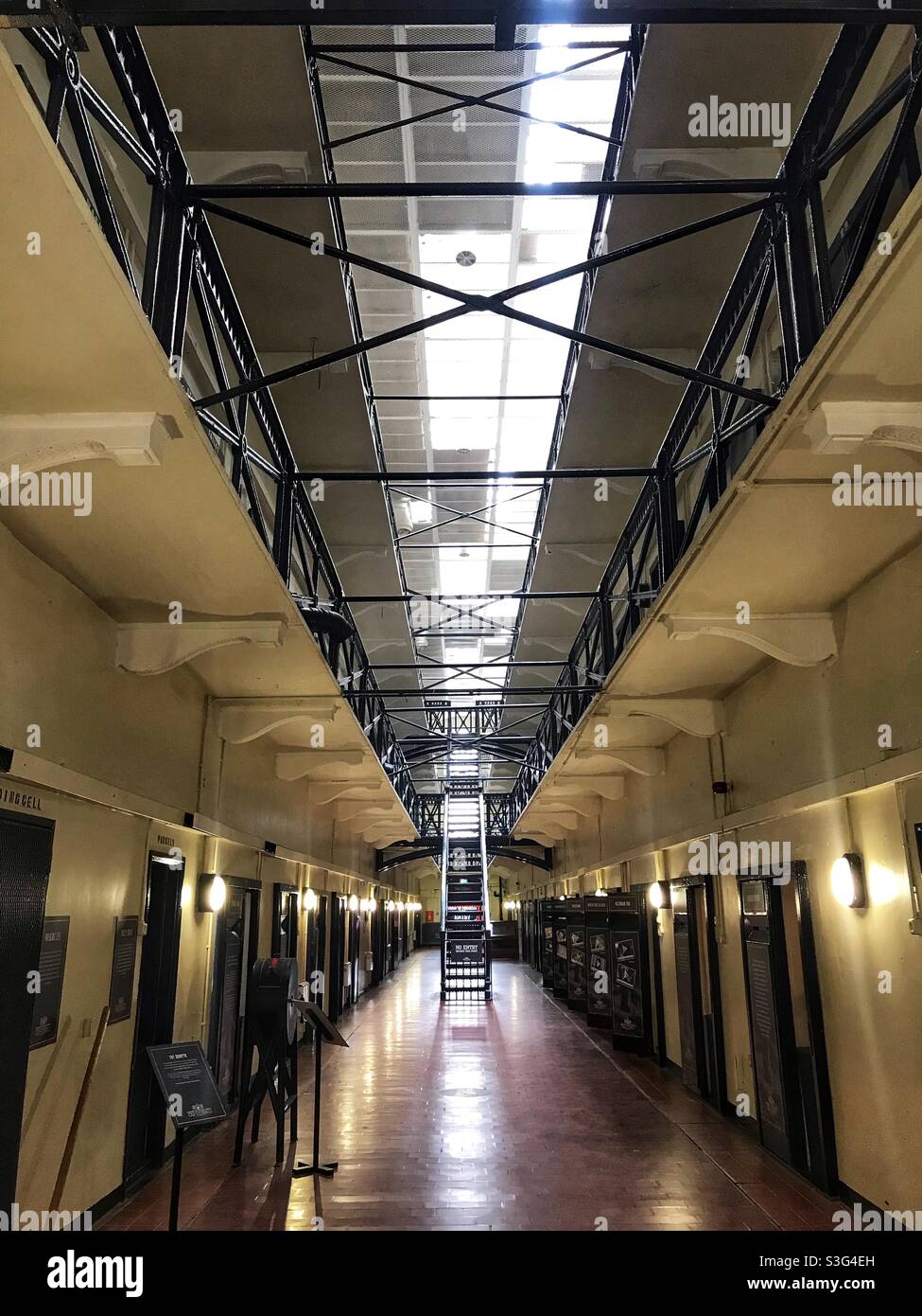 Fila di celle di prigione in Crumlin Road Jail a Belfast Irlanda del Nord - Immagine stock catturata con smartphone