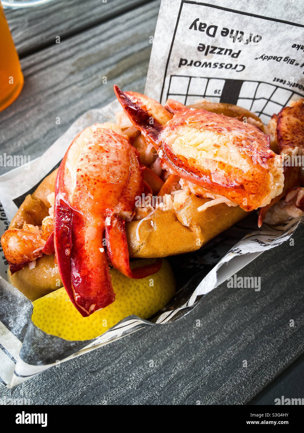 Rotolo di aragosta in stile Connecticut in estate ad un picnic. Foto Stock