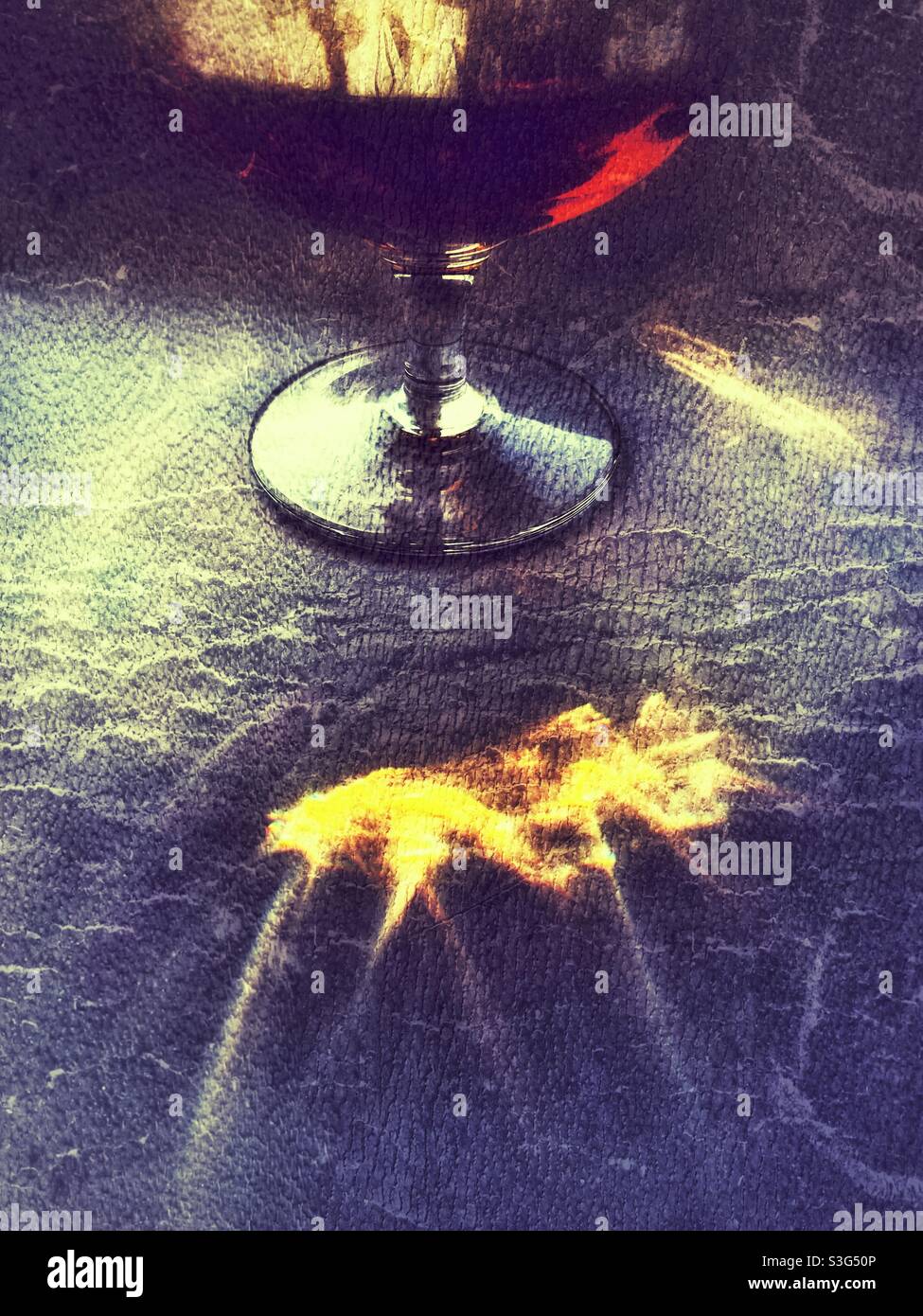 Bicchiere di brandy con riflessi scintillanti Foto Stock