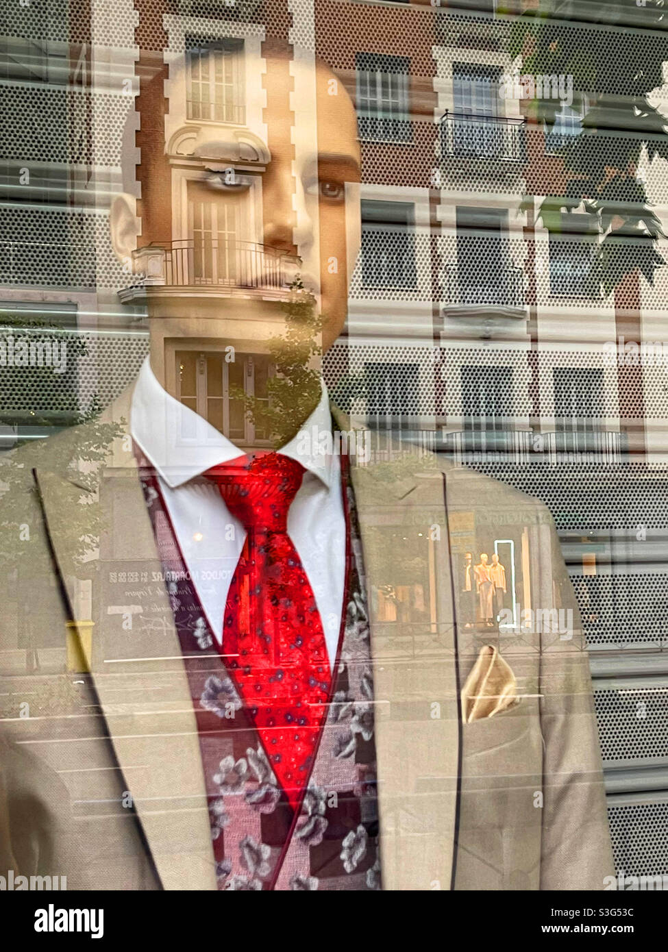 Manichino che indossa un abito da sposo in una vetrina Foto Stock