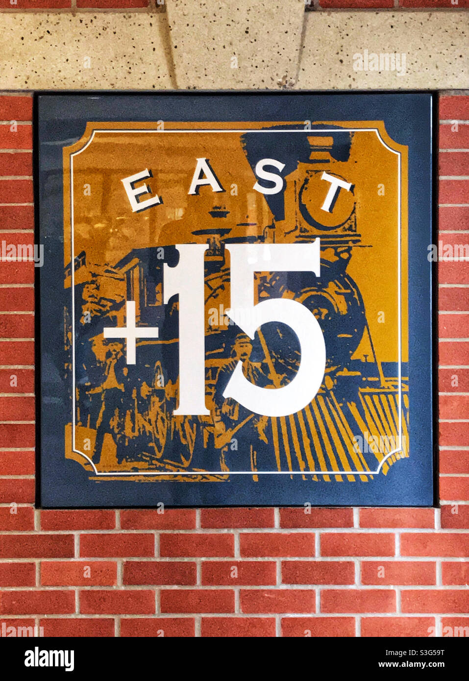 Segno che segna il lato est del sistema di passerelle Plus15 del centro di Calgary, raffigurante una scena storica della storia della ferrovia di Calgary. Calgary, Alberta, Canada. - Immagine stock catturata con smartphone