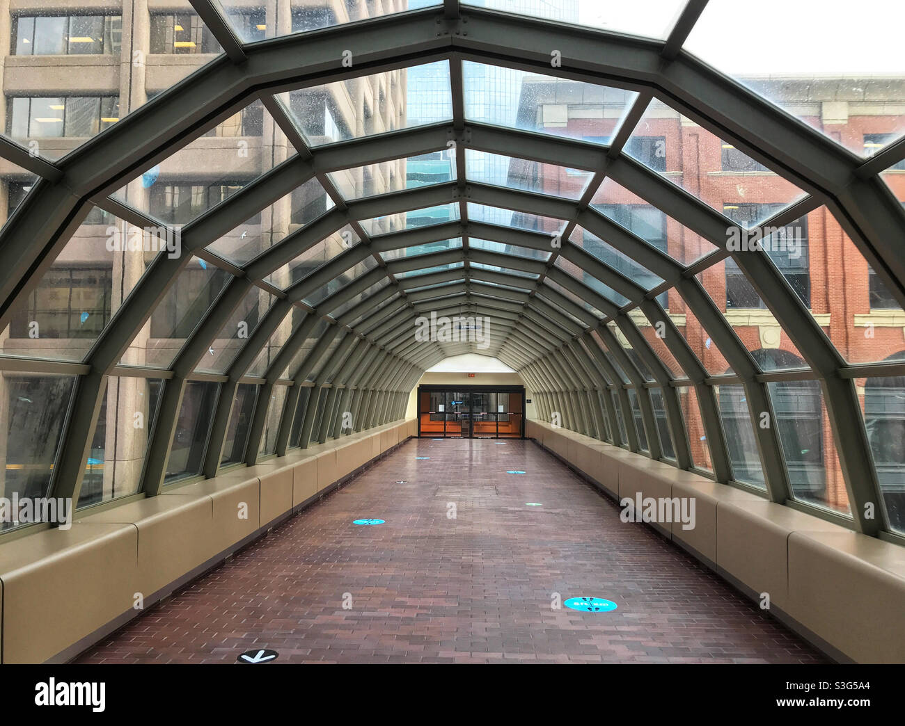 Il sistema di passerella Plus15 nel centro di Calgary, Alberta, Canada, come un tunnel attraverso un ciottolo tra gli edifici nel centro della città. Foto Stock