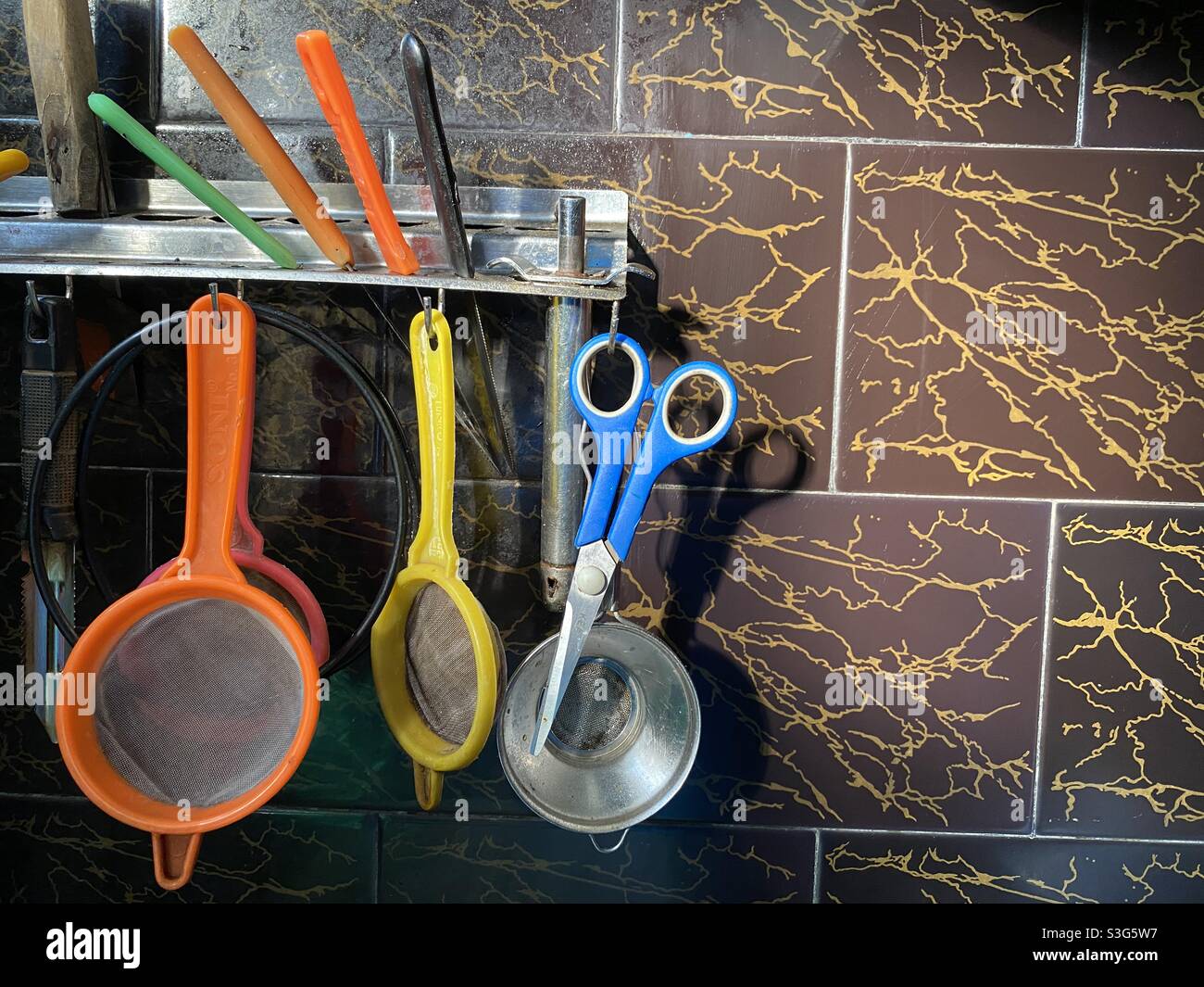 Le forbici a coltello e gli utensili giornalieri in una cucina indiana Foto Stock
