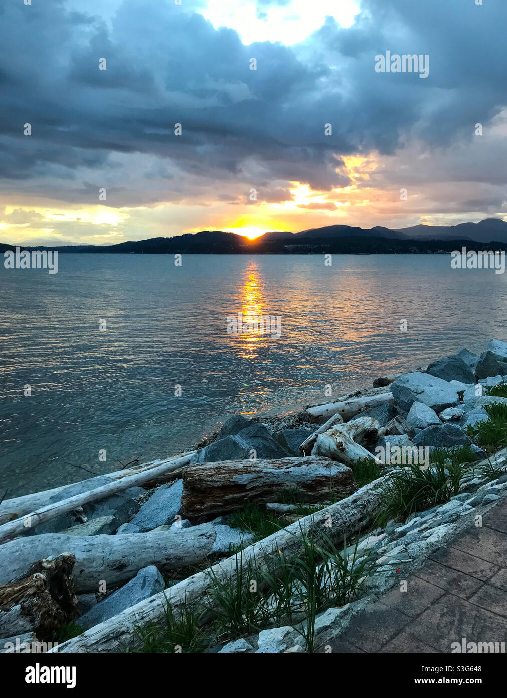 Tramonto dietro le montagne a Davis Bay sulla Sunshine Coast della British Columbia Canada. - Immagine stock catturata con smartphone