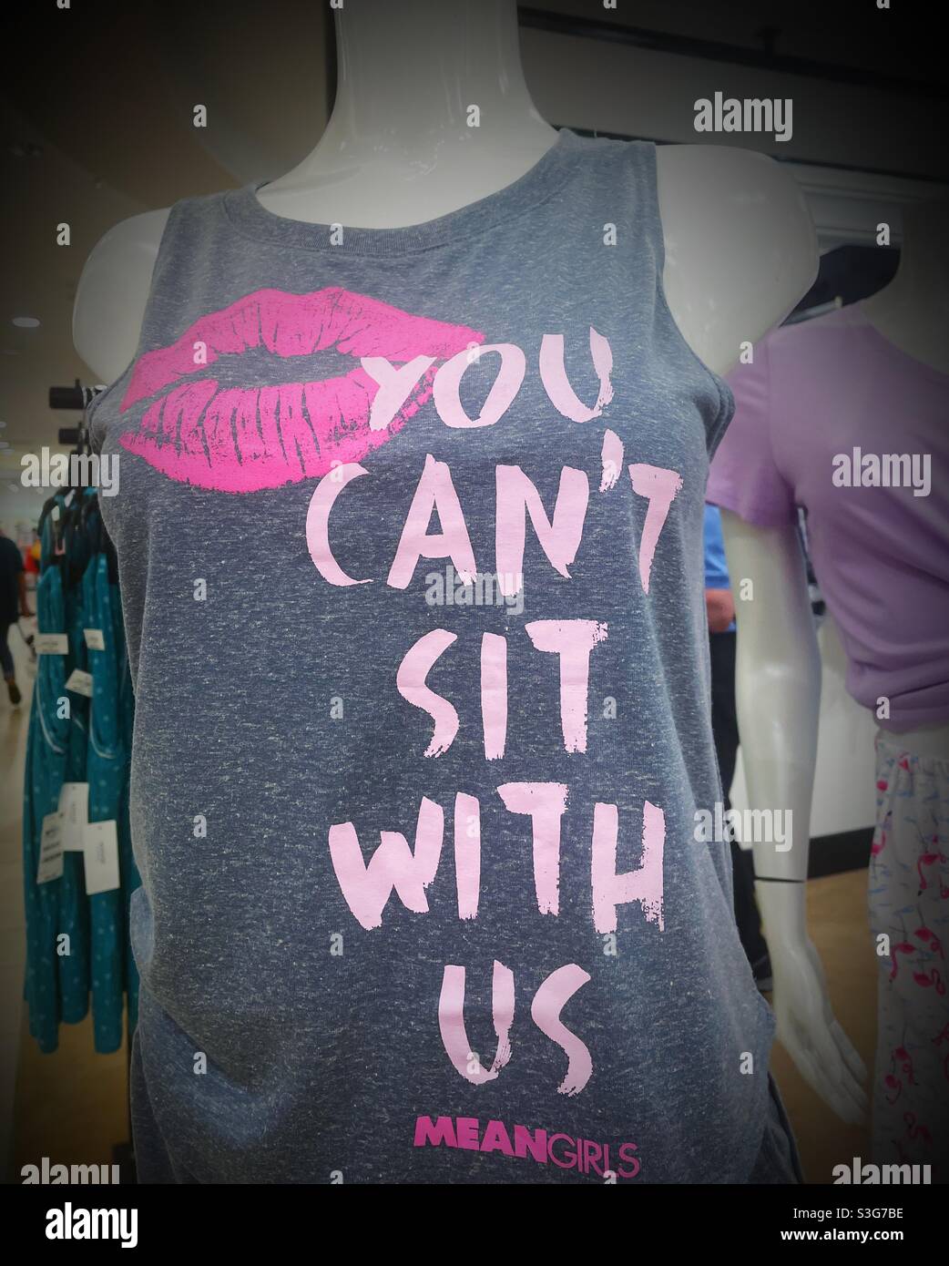 Tank top con la scritta "You CAN't Sit with us" del film significa ragazze in vendita a Macy's nel reparto moda femminile, USA, New York - Immagine stock catturata con smartphone