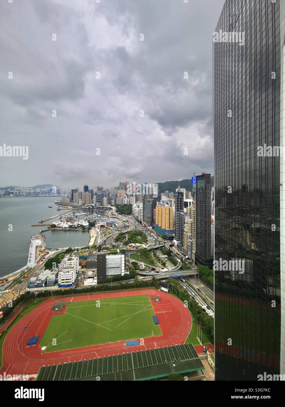 Una vista del campo sportivo WAN Chai, la baia di Causeway e il Royal Hong Kong yacht club. - Immagine stock catturata con smartphone