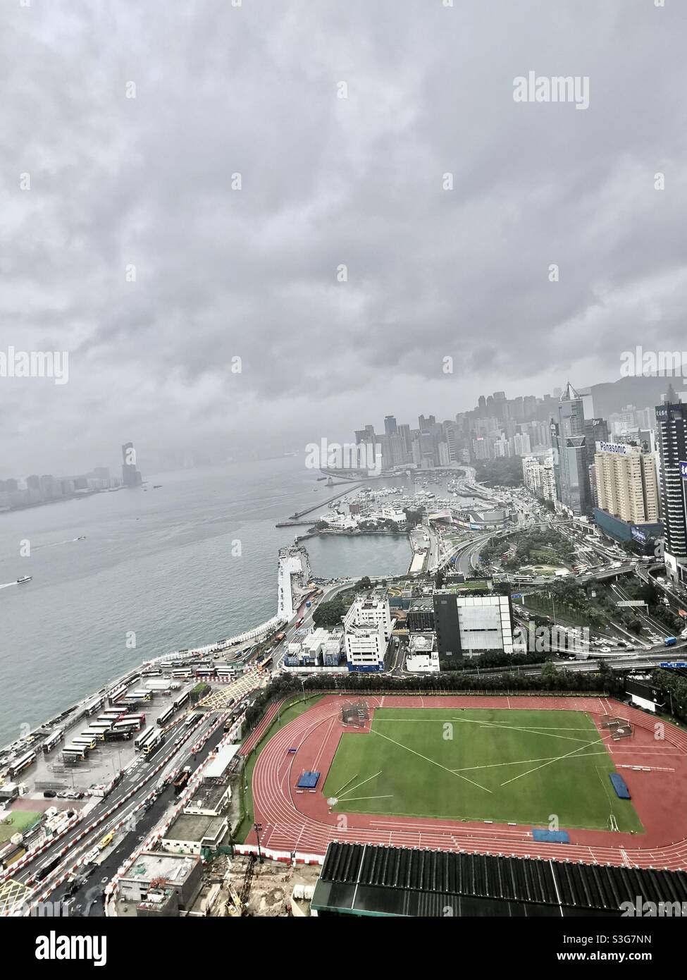 Tempesta sopra Victoria Harbour a Hong Kong - Immagine stock catturata con smartphone