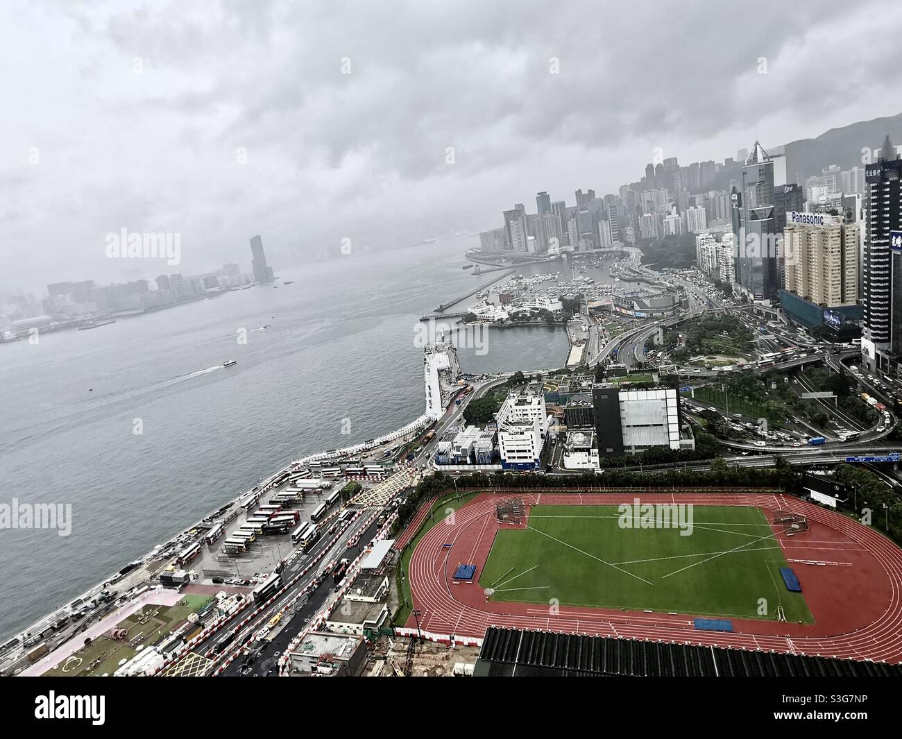 Tempesta sopra Victoria Harbour a Hong Kong - Immagine stock catturata con smartphone