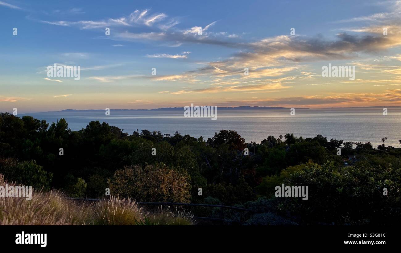 Isola di Catalina, California, vista da Santa Barbara al tramonto a dicembre Foto Stock