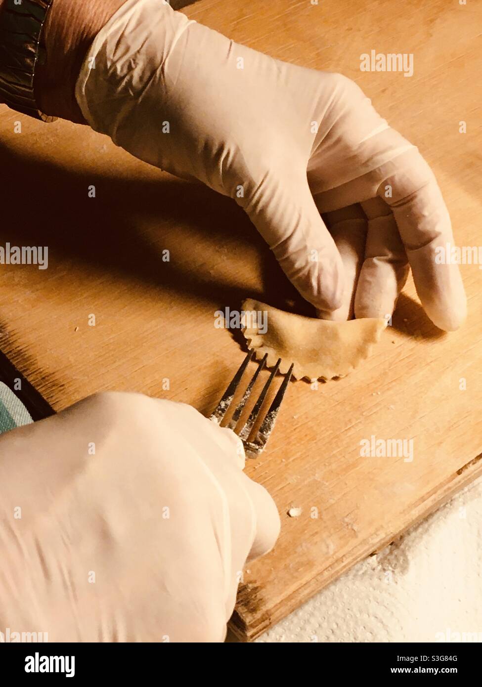 Preparare tortelli farciti fatti in casa Foto Stock