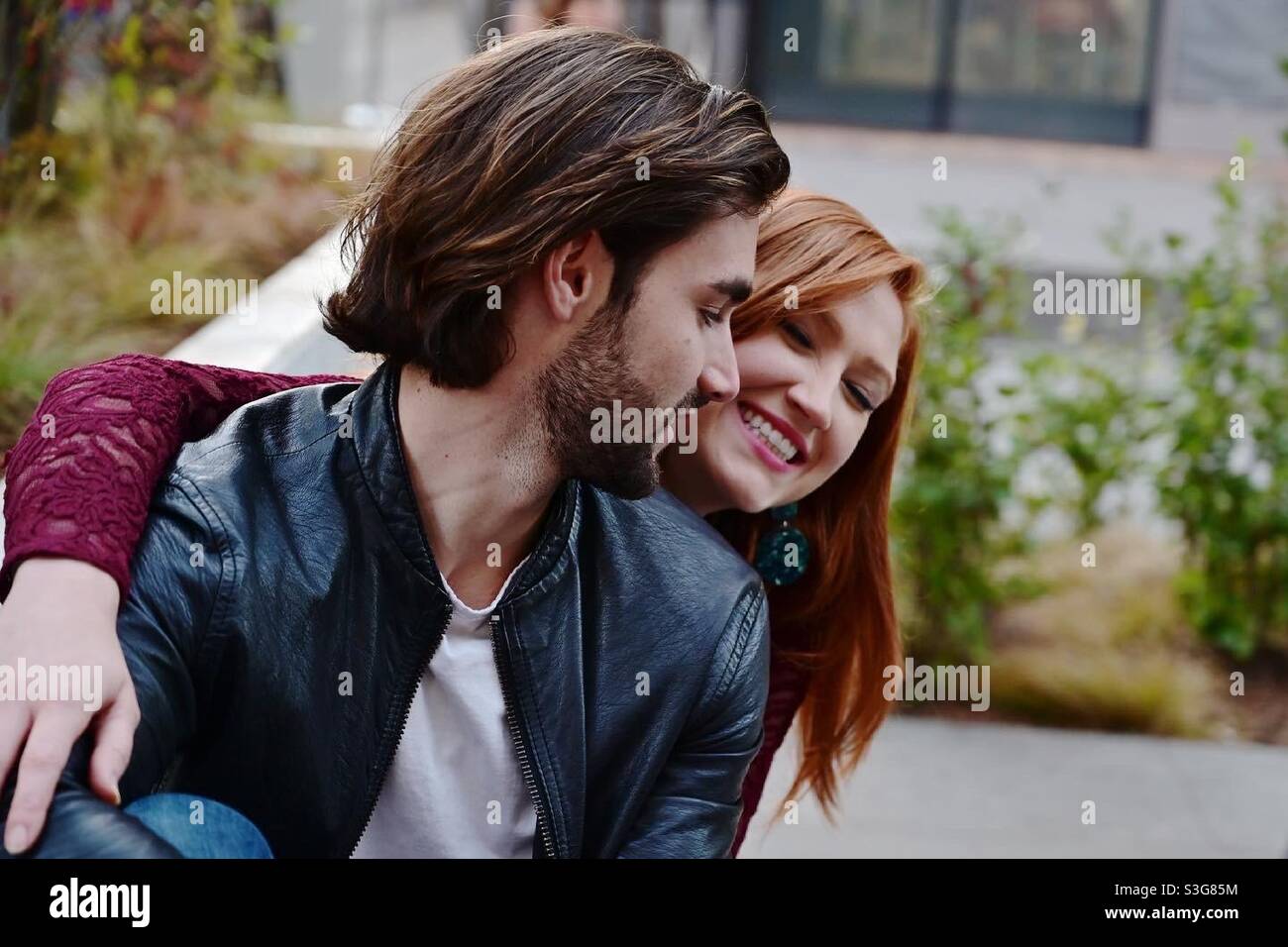Millennial coppia, carino giovane donna e uomo in una data New York City candid Foto Stock