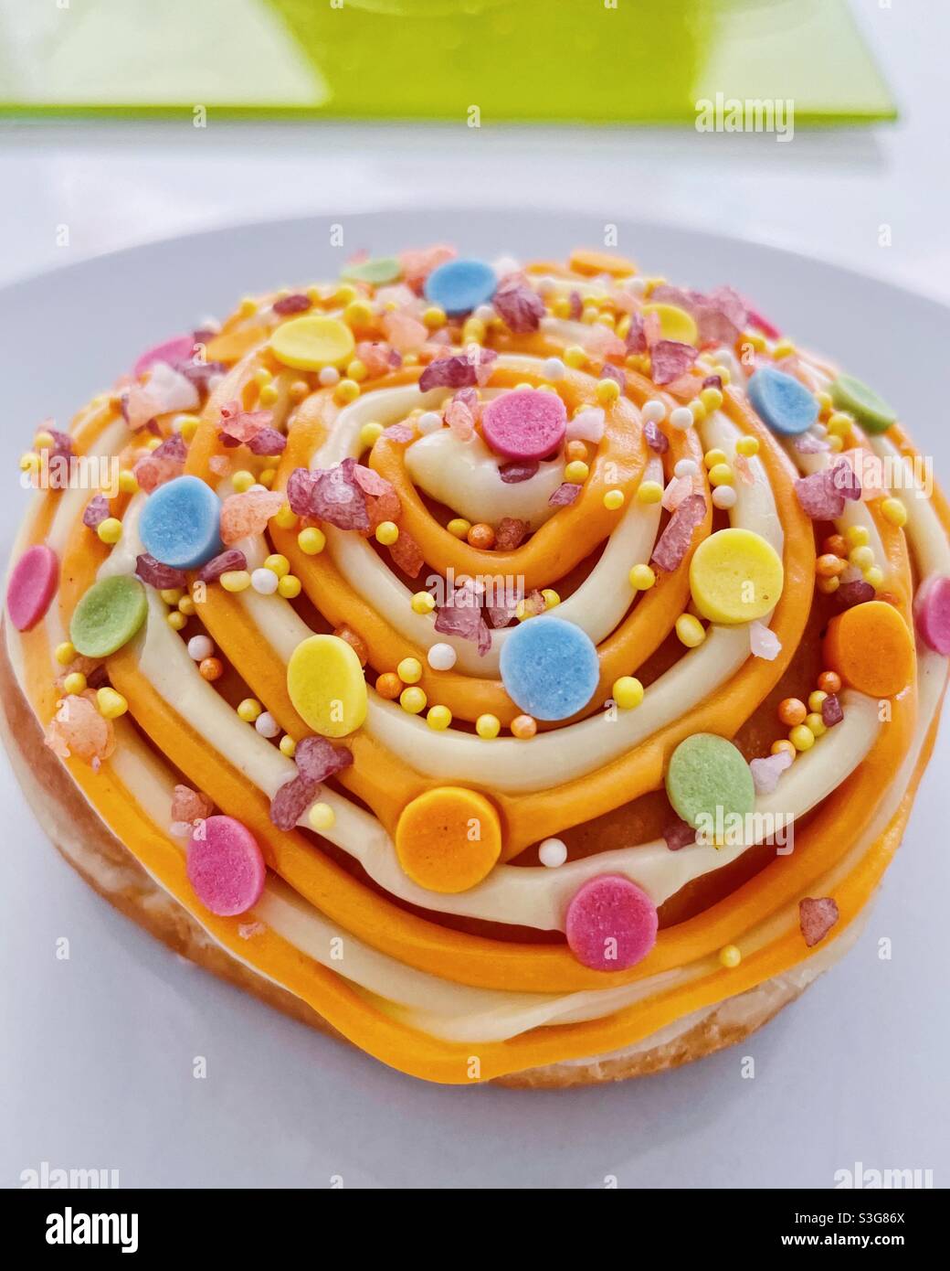Vista ravvicinata di una ciambella decorata pesantemente e colorata. Foto Stock