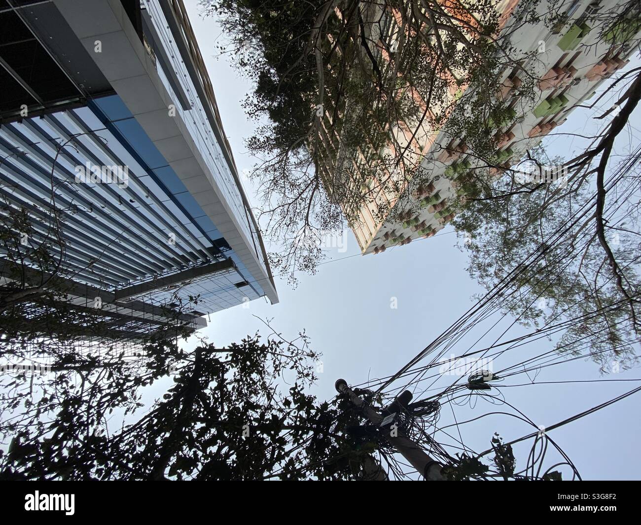 Alto edificio nella città metropolitana di Kolkata - Immagine stock catturata con smartphone