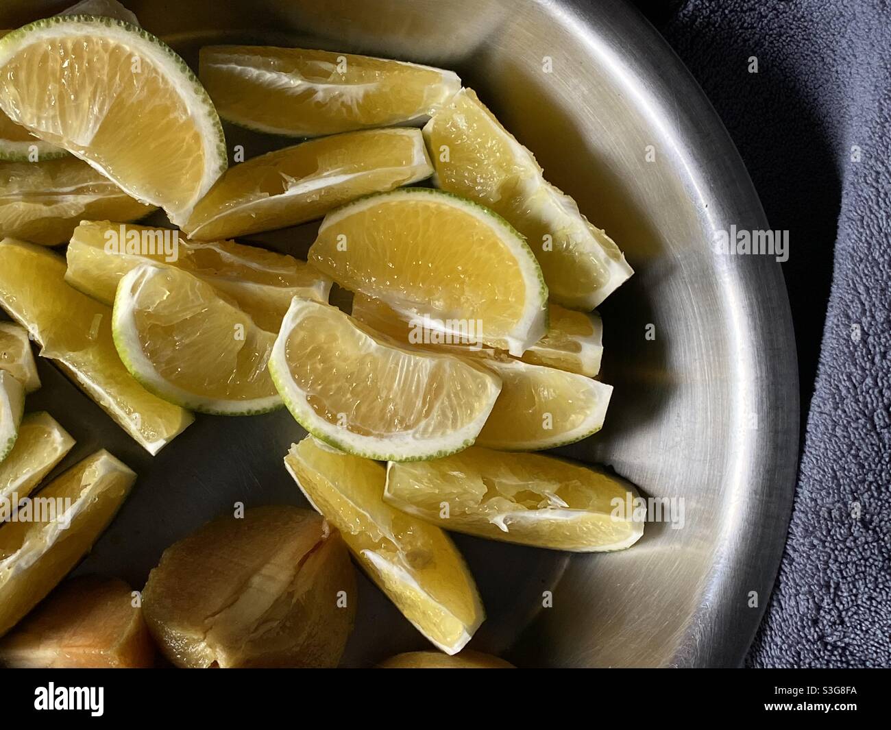 Taglio di limone o agrumi pieno di vitamina C. Foto Stock