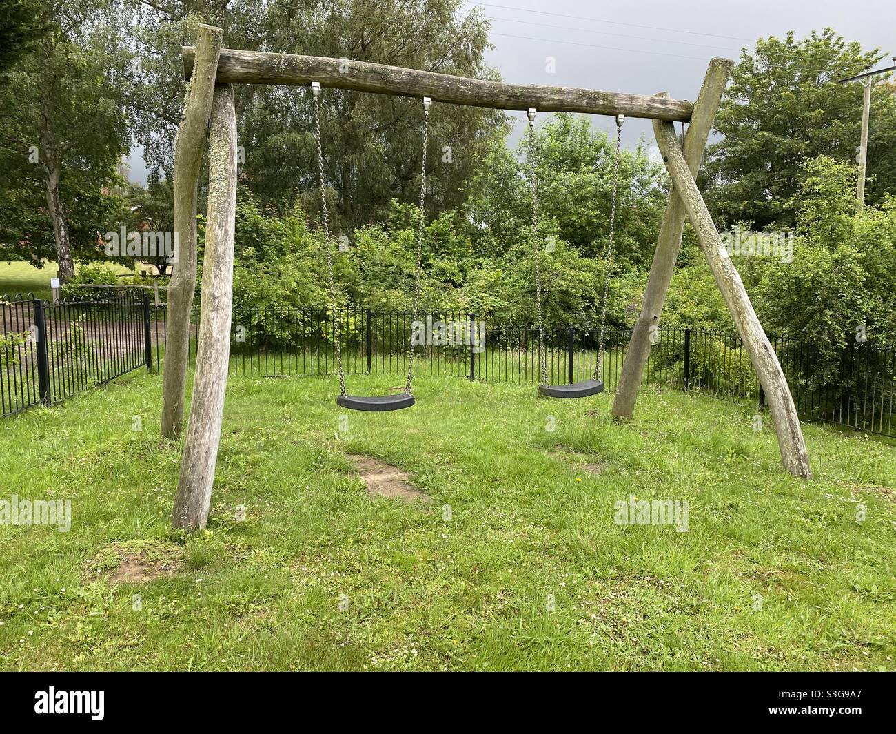 Altalene nel parco giochi Foto Stock