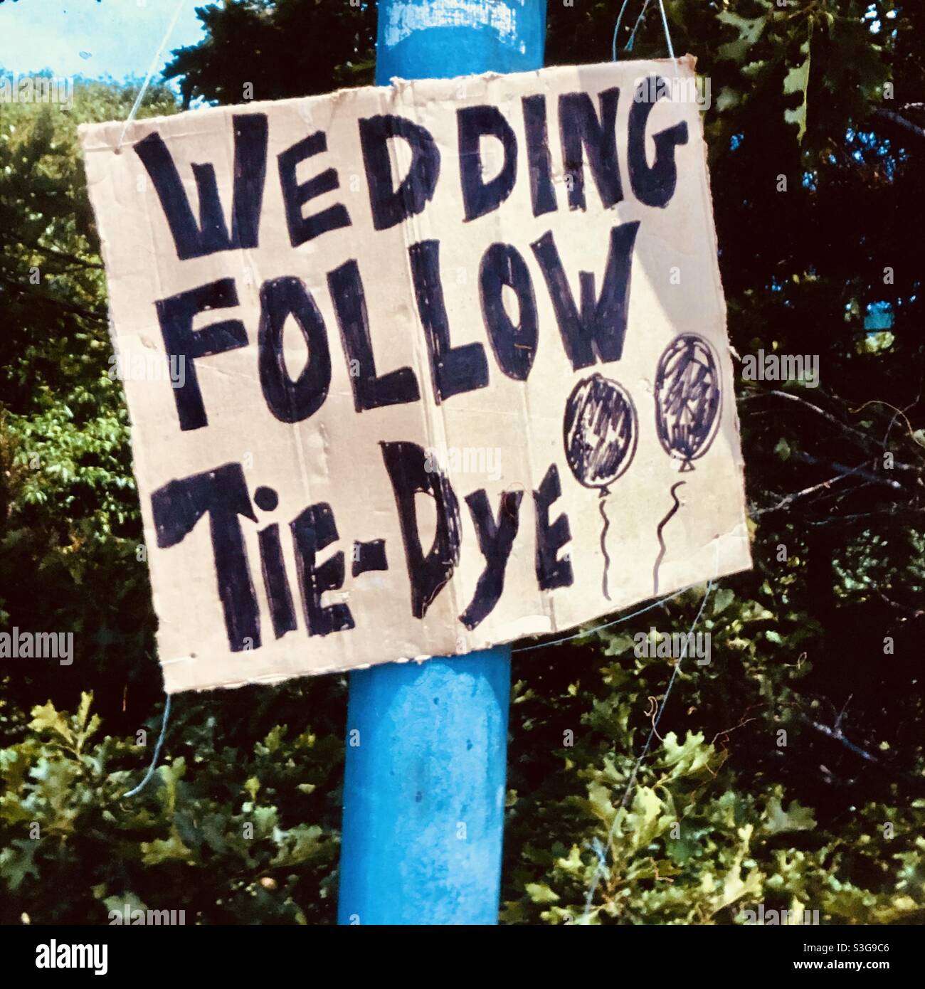 Indicazioni per matrimoni Firma per matrimoni all'aperto Cape Cod dice di seguire tie dye - Immagine stock catturata con smartphone