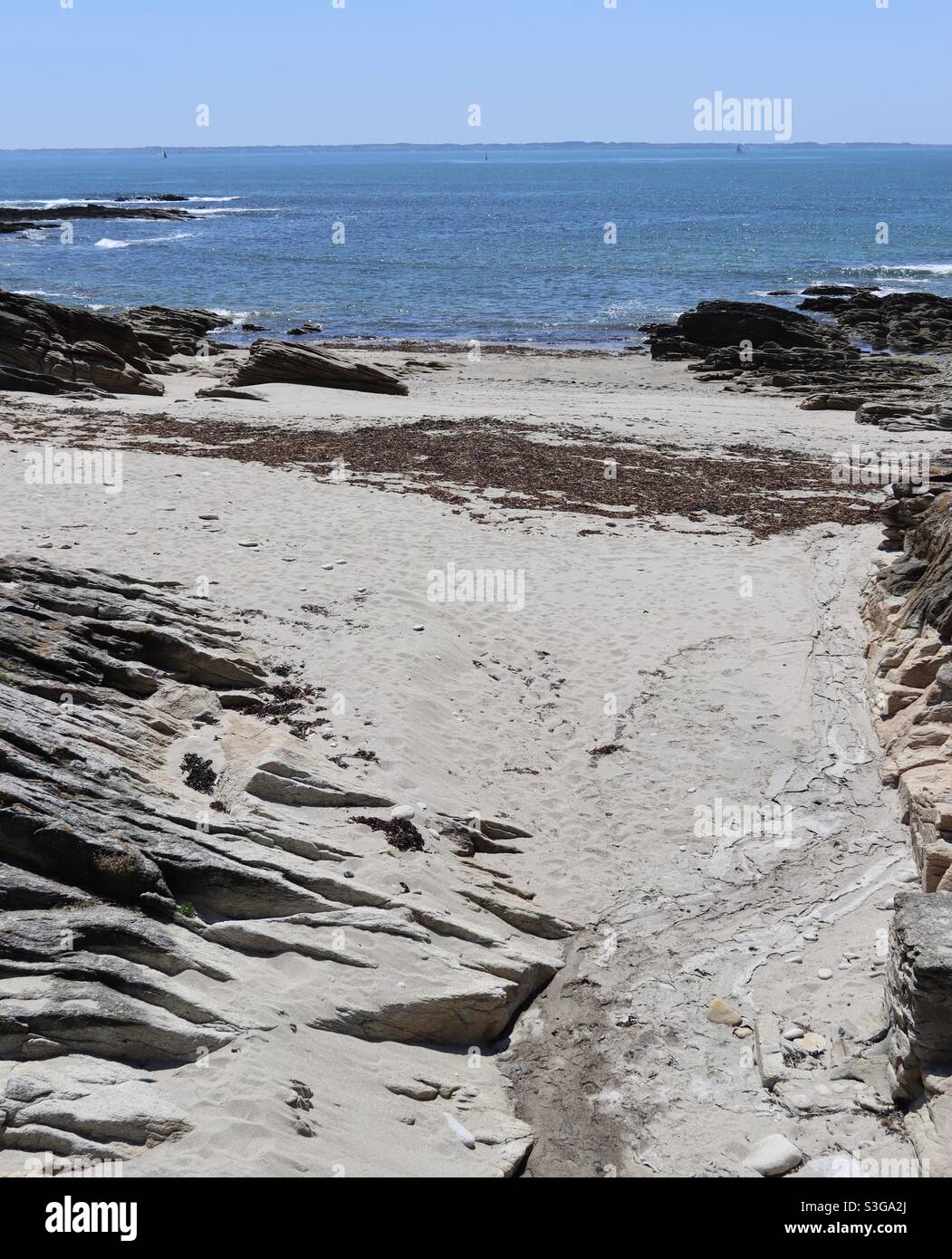 Sabbia e rocce sulla spiaggia di Quiberon, Bretagna Foto Stock