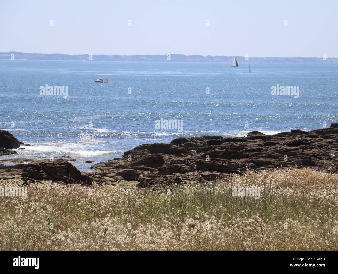 Vista dalle dune di Quiberon, Bretagna sull'oceano, barche e l'isola di Belle Ile Foto Stock