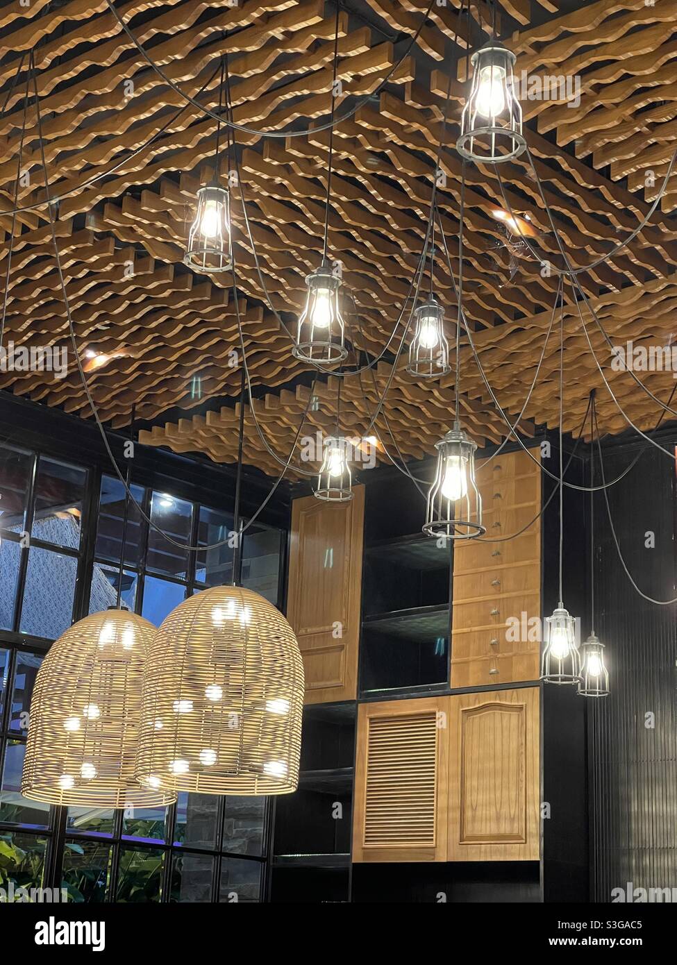 luminose luci appese su un soffitto decorato in legno Foto Stock