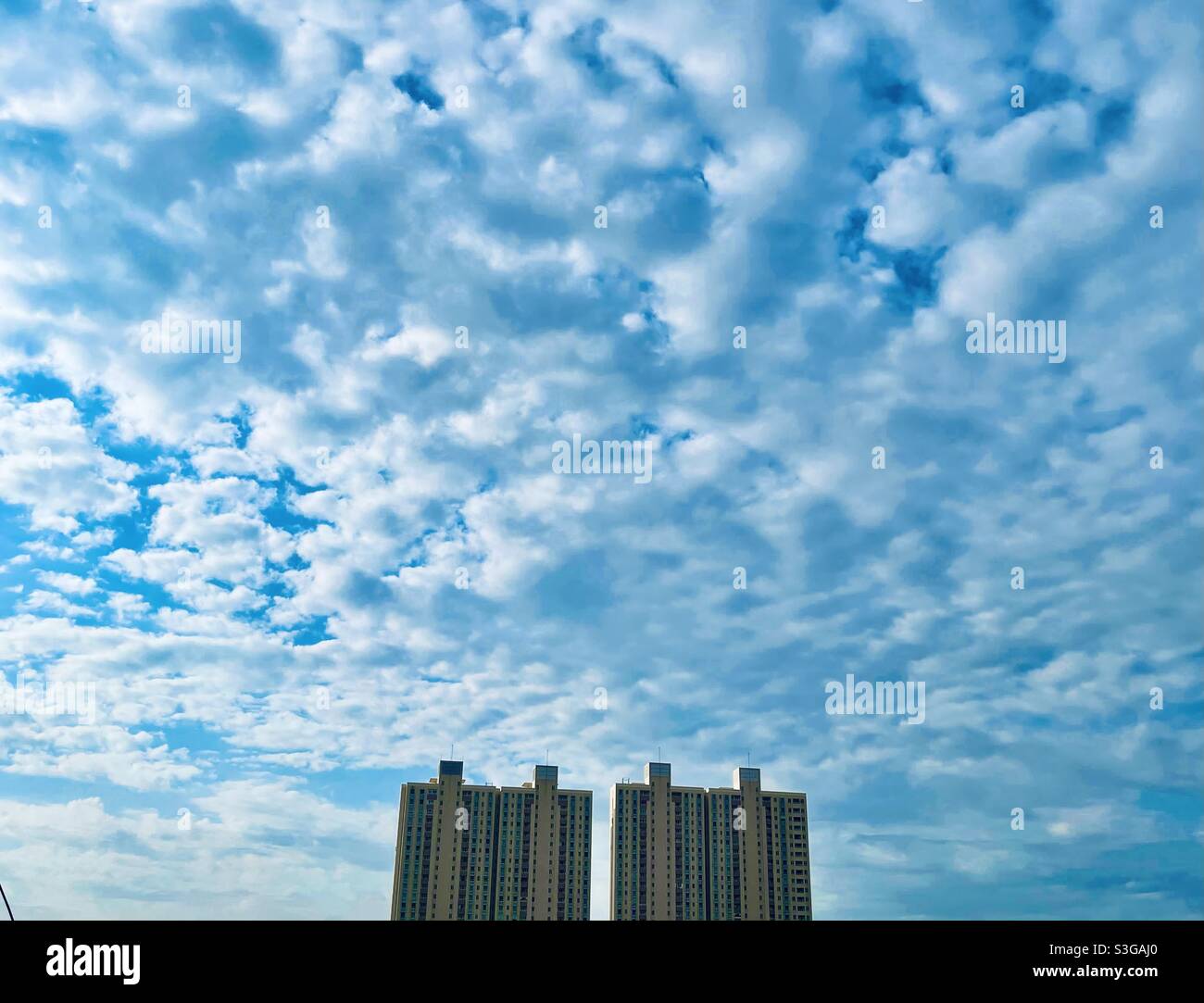 Cielo blu nella città di Phnom Penh Foto Stock