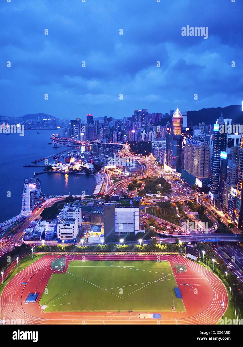 Il campo sportivo WAN chai con vista sulla Causeway Bay e sul punto nord di Hong Kong. - Immagine stock catturata con smartphone