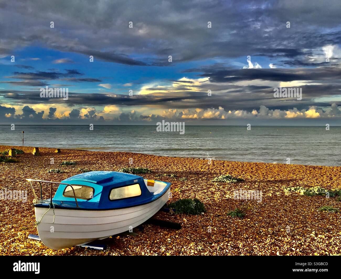 Barca su una spiaggia nel Sussex orientale Foto Stock