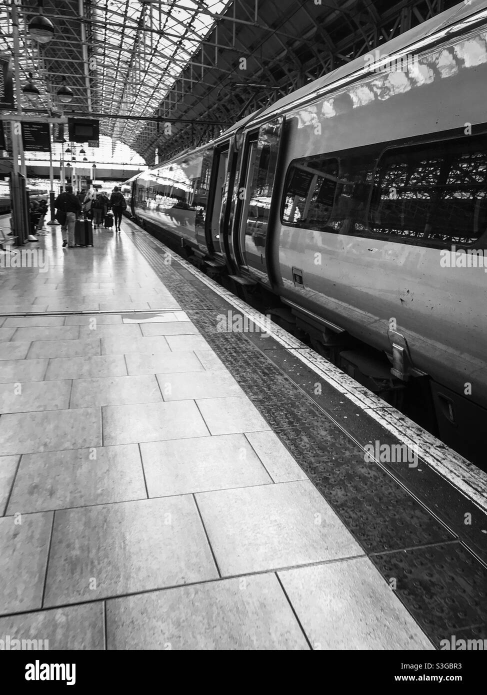 Treno su un Piccadilly, stazione di Manchester piattaforma Foto Stock