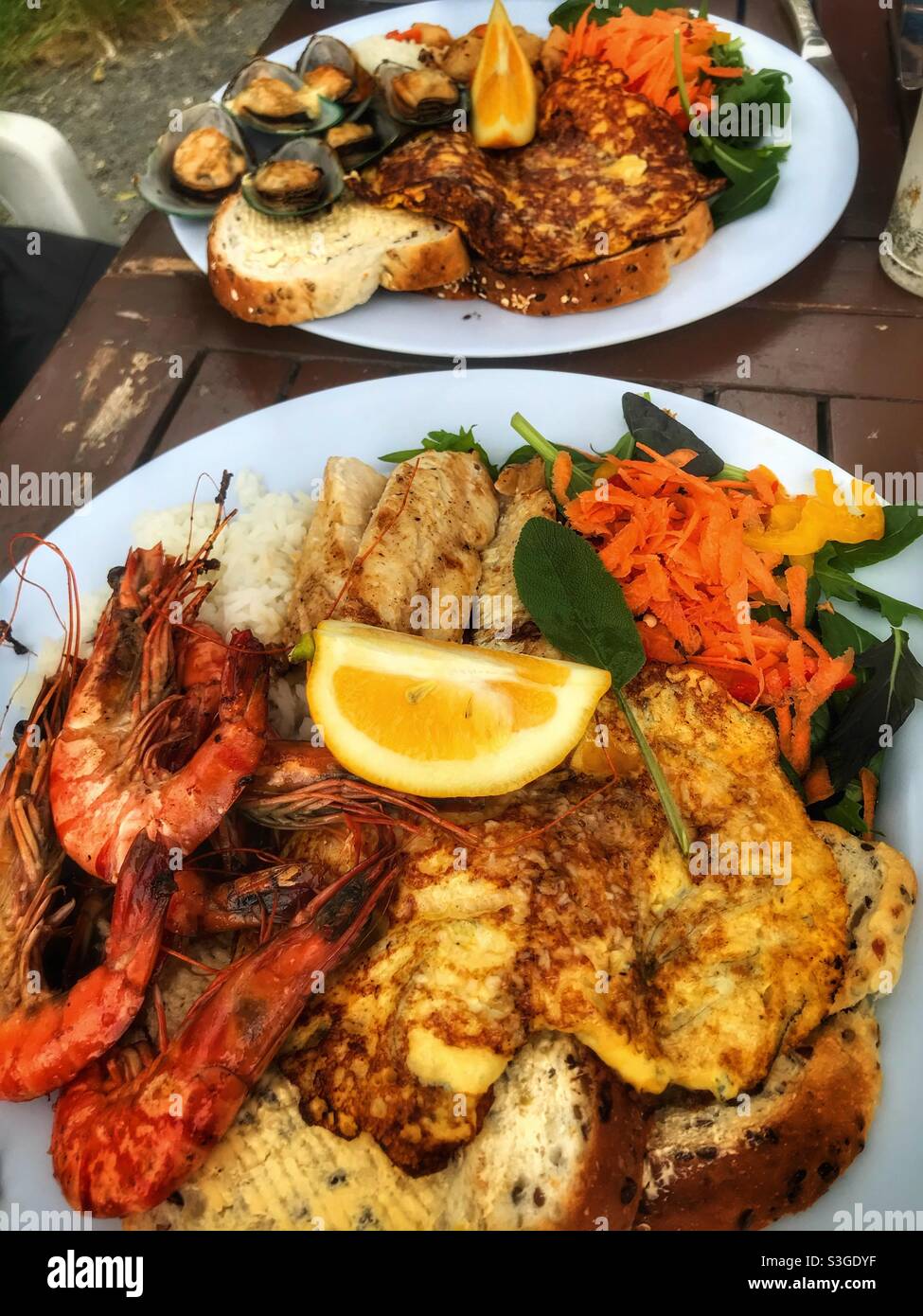 Piatti di pesce e frutti di mare dal Kaikoura Seafood BBQ Kiosk a Kaikoura, sull'Isola del Sud della Nuova Zelanda Foto Stock